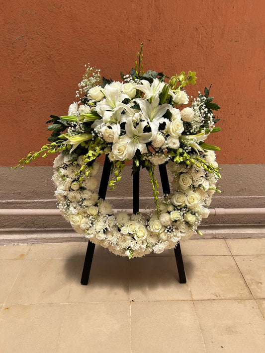 DMDD 圓形白玫瑰白菊馬碲蘭滿天星花牌